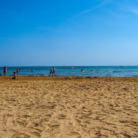 Seaside Escape Flat For Up To 6 Guests
